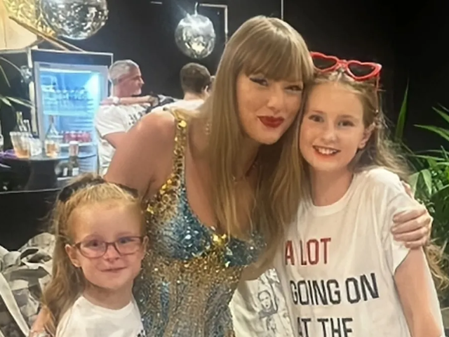 Taylor Swift with fans, photo via TikTok/@_samifoster